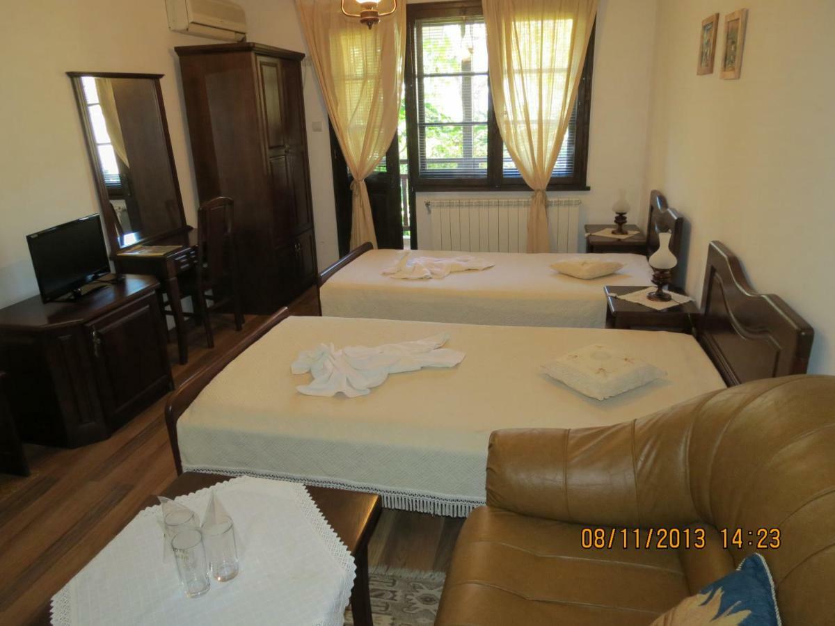 Oazis Guesthouse Lovech Esterno foto
