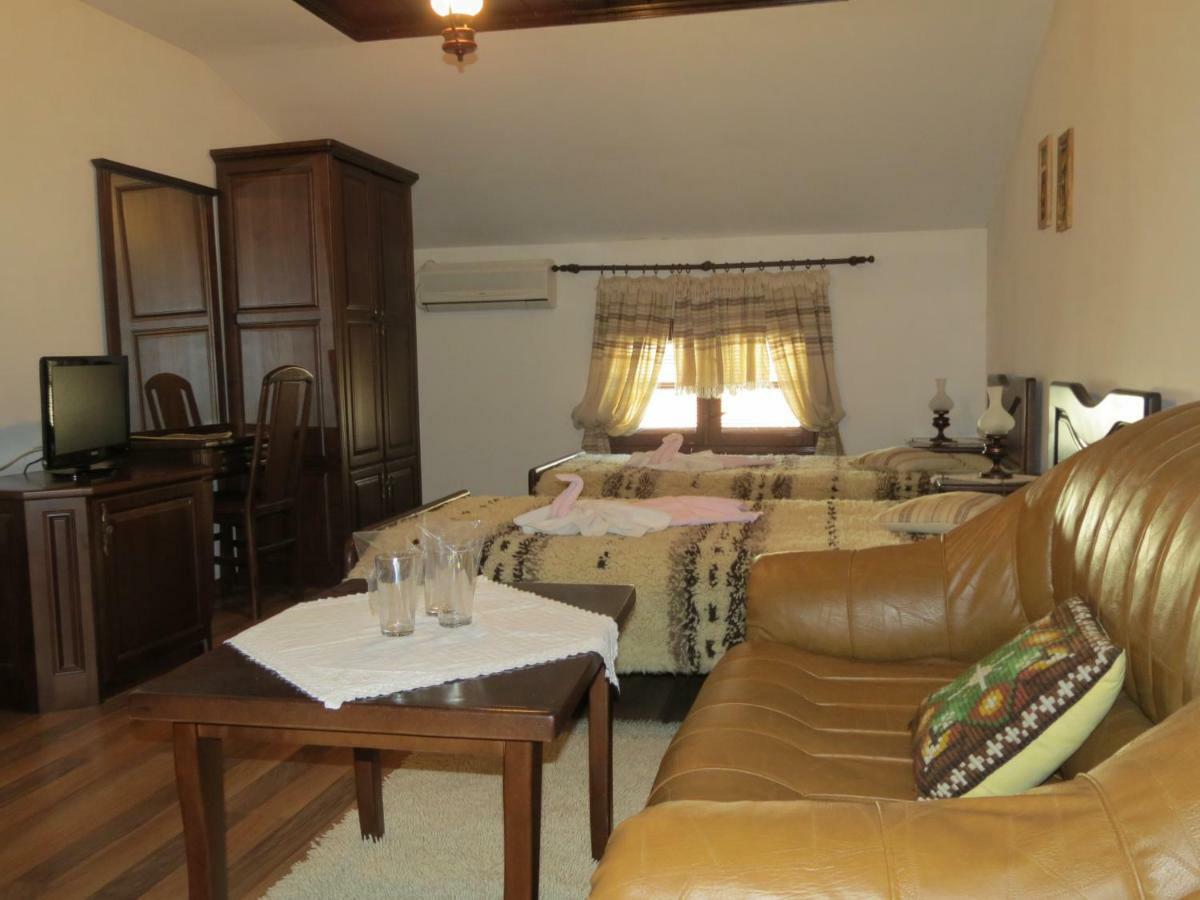 Oazis Guesthouse Lovech Esterno foto