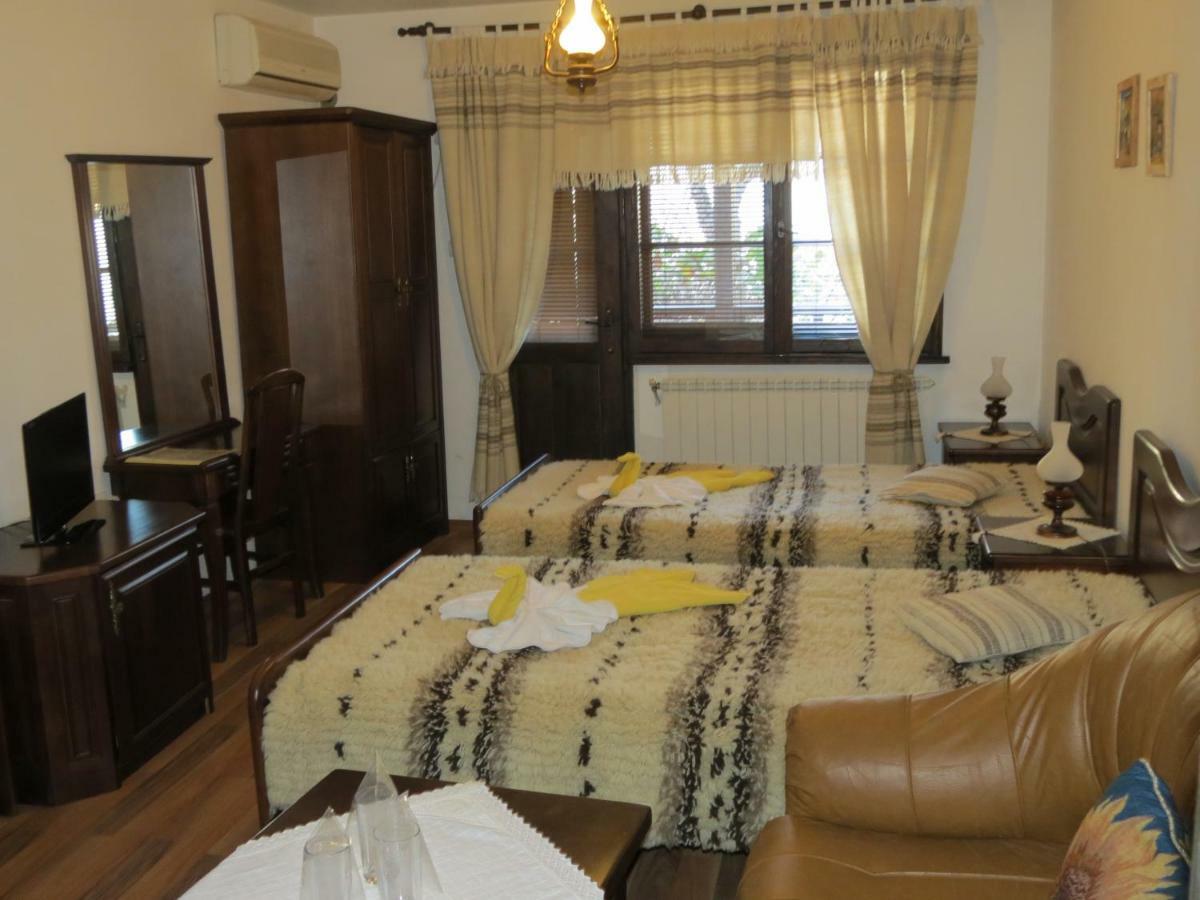 Oazis Guesthouse Lovech Esterno foto