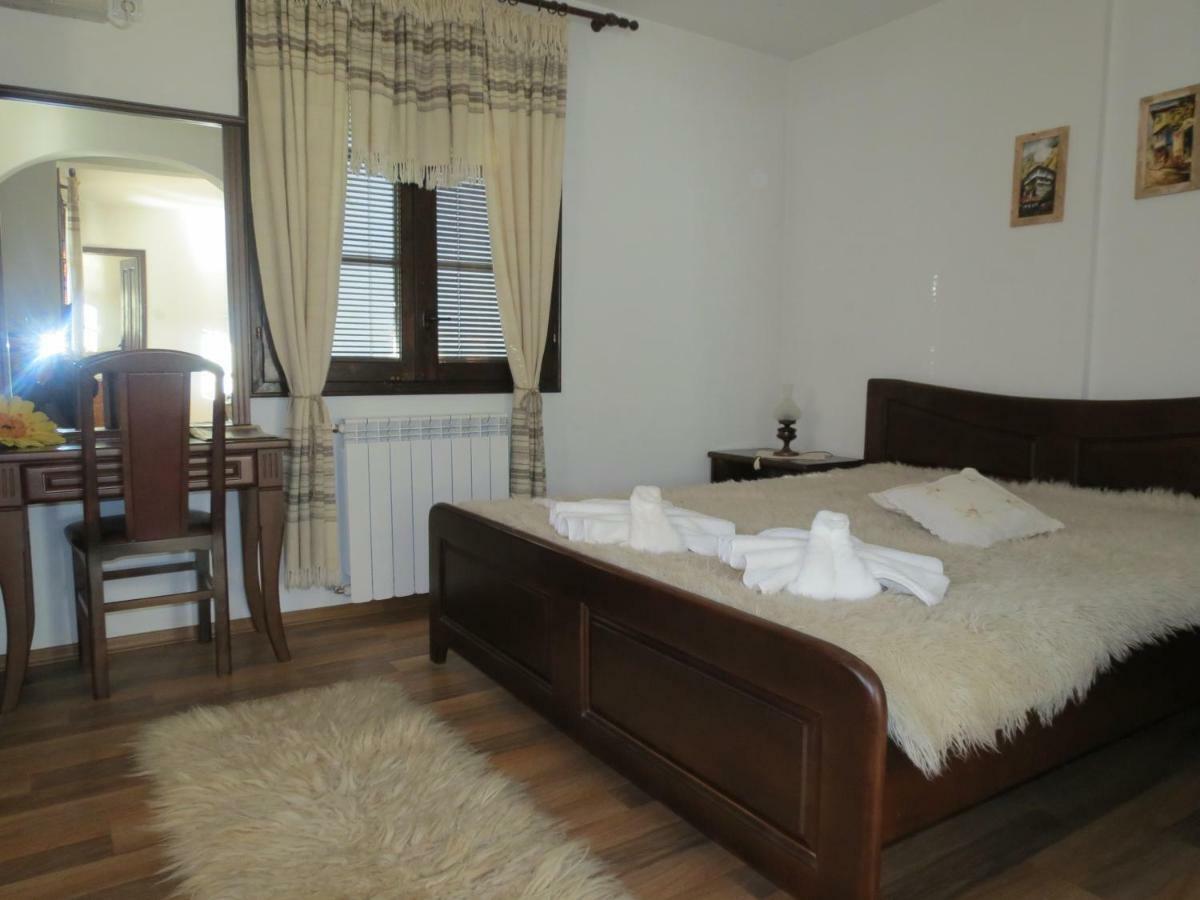 Oazis Guesthouse Lovech Esterno foto
